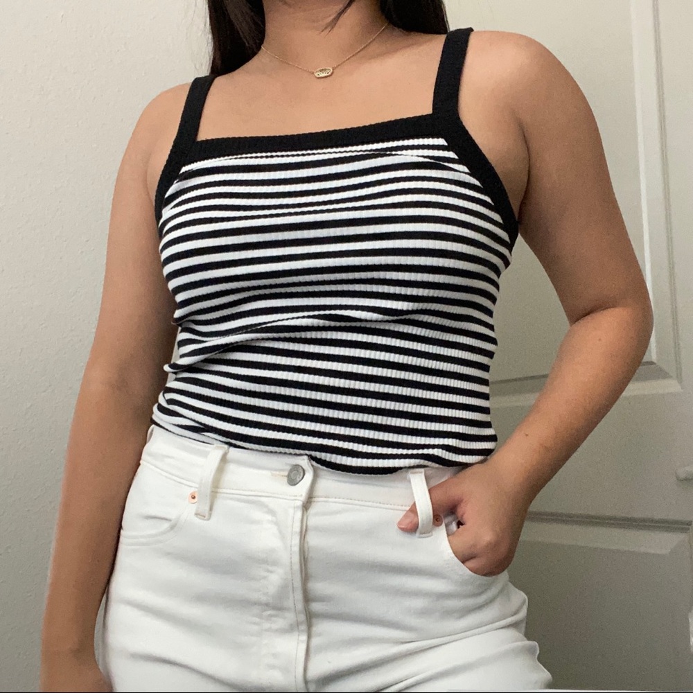 Women’s old navy striped square neck tank in black and white